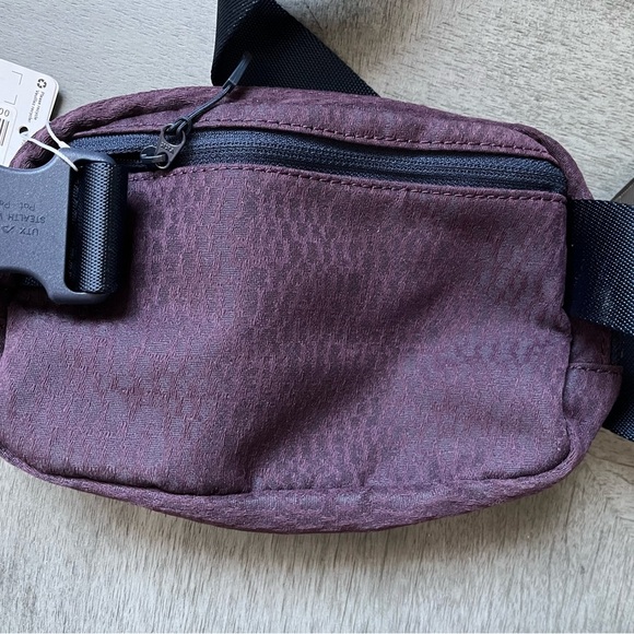 Lululemon Maroon Everywhere Belt Bag (Brand New) - Picture 4 of 5